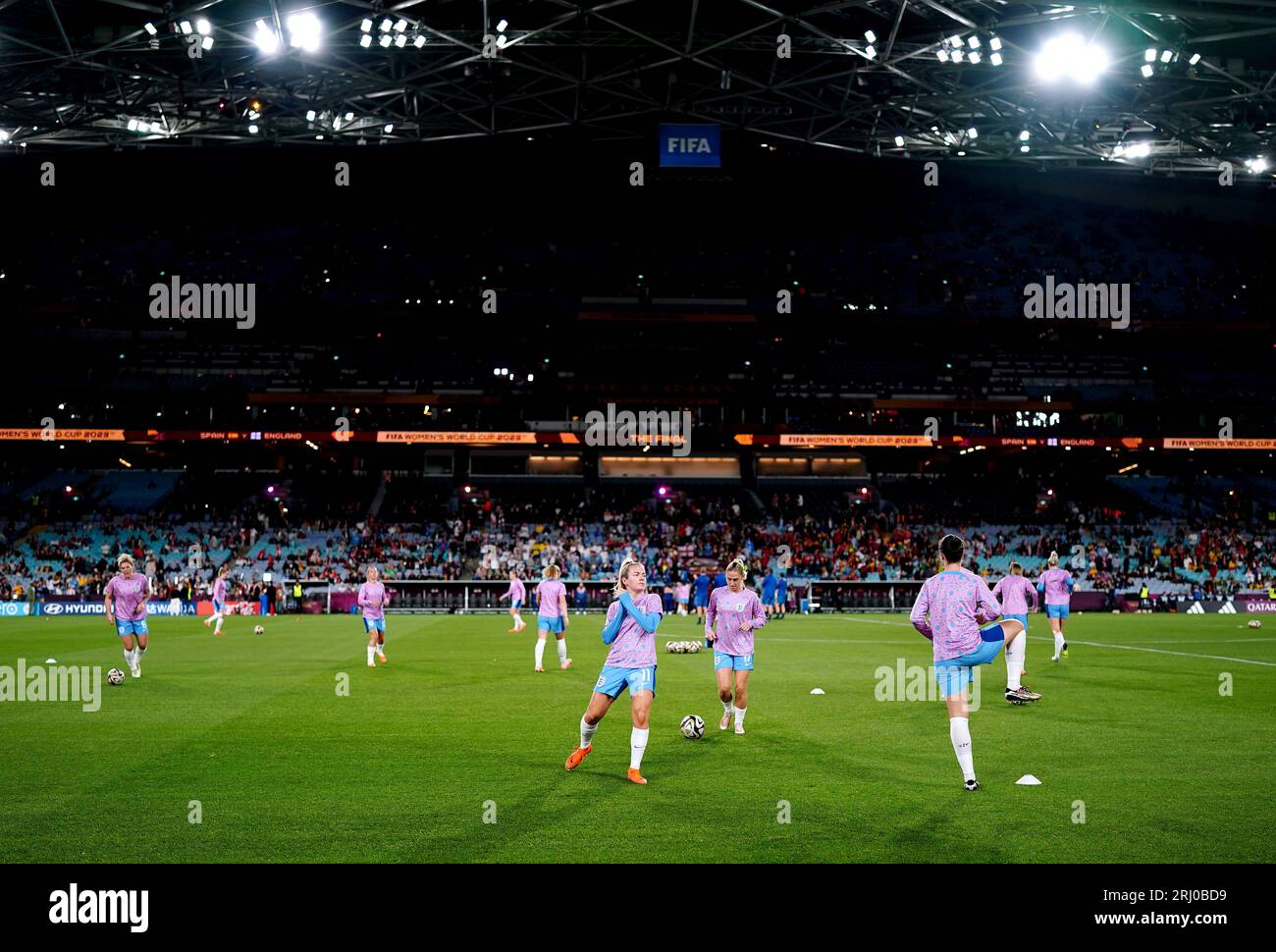 Die englischen Spieler wärmen sich vor dem Endspiel der FIFA Frauen-Weltmeisterschaft im Stadion Australien, Sydney, auf. Bilddatum: Sonntag, 20. August 2023. Stockfoto