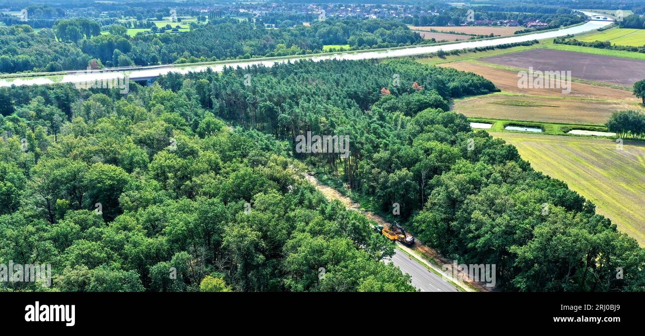 Luftaufnahme eines Kanals zwischen Gifhorn und Wolfsburg mit dichtem Wald und Ackerland neben einer Straße Stockfoto