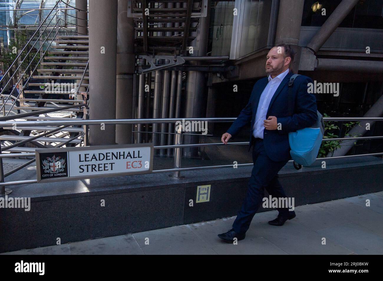 London, Großbritannien. August 2023. Ein Stadtarbeiter geht die Straße entlang in der Leadenhall Street in der City of London. Kredit: Maureen McLean/Alamy Stockfoto