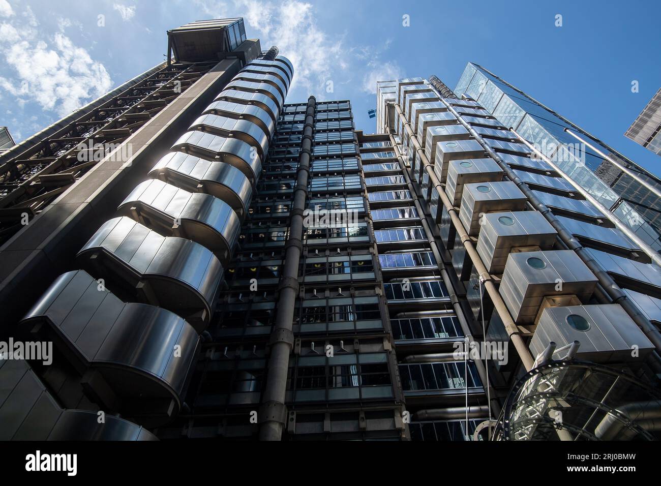 London, Großbritannien. August 2023. Die ikonische Stahlkonstruktion des Lloyds Building an der One Lime Street in der City of London. Die verstorbene Königin Elisabeth II. Eröffnete das Gebäude offiziell am 18. November 1986. Wikapedia beschreibt es so: „Das Lloyd's Gebäude ist die Heimat der Versicherungsanstalt Lloyd's of London. Es befindet sich auf dem ehemaligen Gelände des East India House in der Lime Street, in Londons wichtigstem Finanzviertel, der City of London. Das Gebäude ist ein führendes Beispiel für die Architektur des radikalen Bowellismus, in dem sich die Dienstleistungen für das Gebäude, wie Kanäle und Aufzüge, an der Außenseite befinden Stockfoto