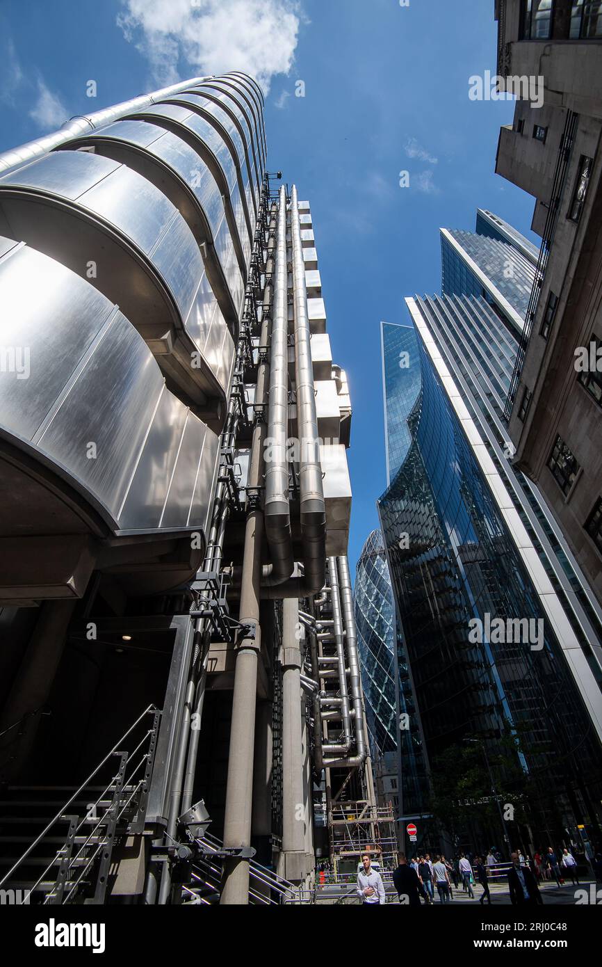 London, Großbritannien. August 2023. Die ikonische Stahlkonstruktion des Lloyds Building an der One Lime Street in der City of London. Die verstorbene Königin Elisabeth II. Eröffnete das Gebäude offiziell am 18. November 1986. Wikapedia beschreibt es so: „Das Lloyd's Gebäude ist die Heimat der Versicherungsanstalt Lloyd's of London. Es befindet sich auf dem ehemaligen Gelände des East India House in der Lime Street, in Londons wichtigstem Finanzviertel, der City of London. Das Gebäude ist ein führendes Beispiel für die Architektur des radikalen Bowellismus, in dem sich die Dienstleistungen für das Gebäude, wie Kanäle und Aufzüge, an der Außenseite befinden Stockfoto London, Großbritannien. August 2023. Die ikonische Stahlkonstruktion des Lloyds Building an der One Lime Street in der City of London. Die verstorbene Königin Elisabeth II. Eröffnete das Gebäude offiziell am 18. November 1986. Wikapedia beschreibt es so: „Das Lloyd's Gebäude ist die Heimat der Versicherungsanstalt Lloyd's of London. Es befindet sich auf dem ehemaligen Gelände des East India House in der Lime Street, in Londons wichtigstem Finanzviertel, der City of London. Das Gebäude ist ein führendes Beispiel für die Architektur des radikalen Bowellismus, in dem sich die Dienstleistungen für das Gebäude, wie Kanäle und Aufzüge, an der Außenseite befinden Stockfoto