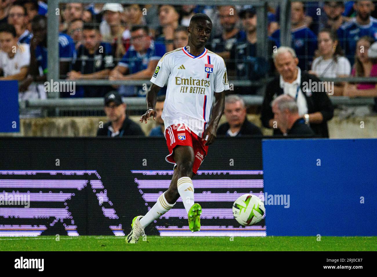 Straßburg, Frankreich. August 2023. Straßburg, Frankreich - 13. August: Sael Kumbedi aus Lyon übergibt den Ball während des Ligue 1 Uber Eats Matches zwischen RC Strasbourg und Olympique Lyon am Stade de la Meinau am 13. August 2023 in Straßburg, Frankreich. (Foto: Marcio Machado/Just Pictures/SIPA USA) Credit: SIPA US/Alamy Live News Stockfoto