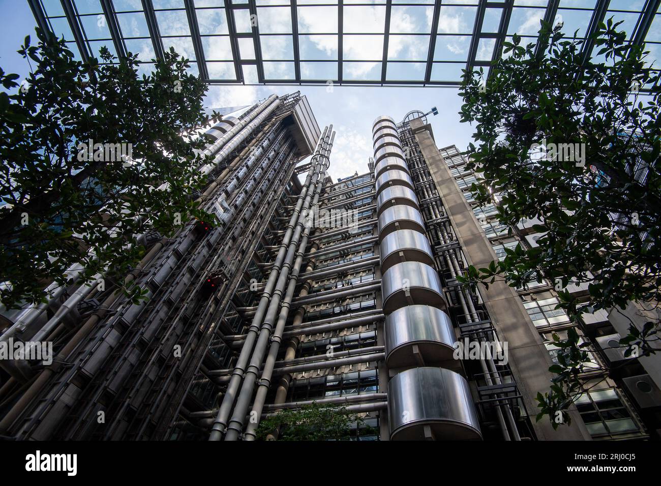 London, Großbritannien. August 2023. Die ikonische Stahlkonstruktion des Lloyds Building an der One Lime Street in der City of London. Die verstorbene Königin Elisabeth II. Eröffnete das Gebäude offiziell am 18. November 1986. Wikapedia beschreibt es so: „Das Lloyd's Gebäude ist die Heimat der Versicherungsanstalt Lloyd's of London. Es befindet sich auf dem ehemaligen Gelände des East India House in der Lime Street, in Londons wichtigstem Finanzviertel, der City of London. Das Gebäude ist ein führendes Beispiel für die Architektur des radikalen Bowellismus, in dem sich die Dienstleistungen für das Gebäude, wie Kanäle und Aufzüge, an der Außenseite befinden Stockfoto