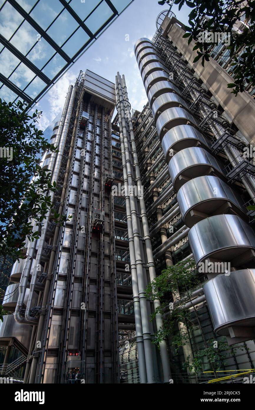 London, Großbritannien. August 2023. Die ikonische Stahlkonstruktion des Lloyds Building an der One Lime Street in der City of London. Die verstorbene Königin Elisabeth II. Eröffnete das Gebäude offiziell am 18. November 1986. Wikapedia beschreibt es so: „Das Lloyd's Gebäude ist die Heimat der Versicherungsanstalt Lloyd's of London. Es befindet sich auf dem ehemaligen Gelände des East India House in der Lime Street, in Londons wichtigstem Finanzviertel, der City of London. Das Gebäude ist ein führendes Beispiel für die Architektur des radikalen Bowellismus, in dem sich die Dienstleistungen für das Gebäude, wie Kanäle und Aufzüge, an der Außenseite befinden Stockfoto