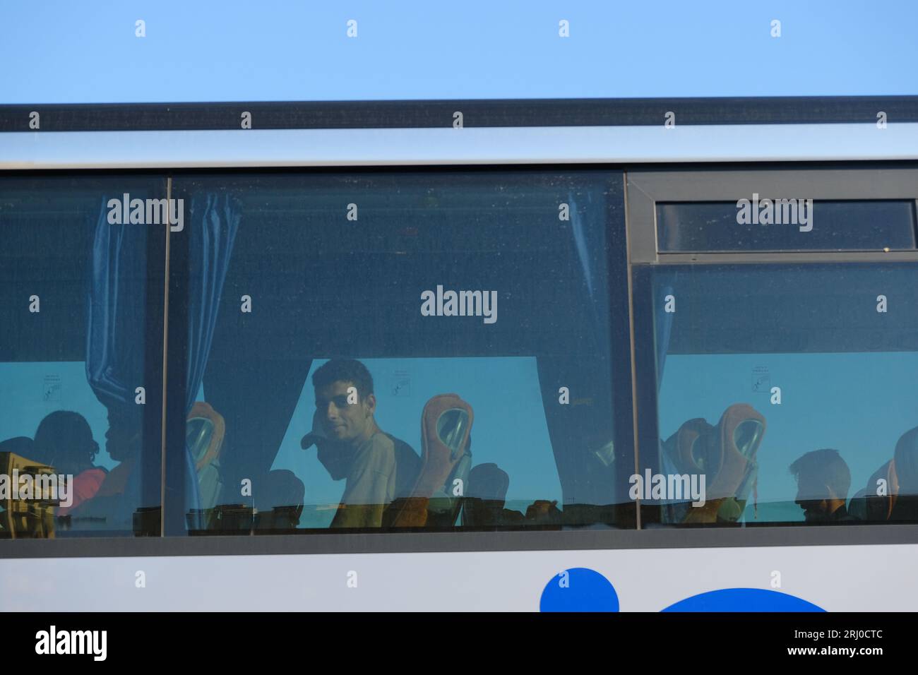 Porto Empedocle, Provinz Agrigento, Sizilien, Italien, 17. August 2023, die Wartezone für Migranten, die am 2023 von Lampedusa nach Porto Empedocle verlegt wurden. Stockfoto