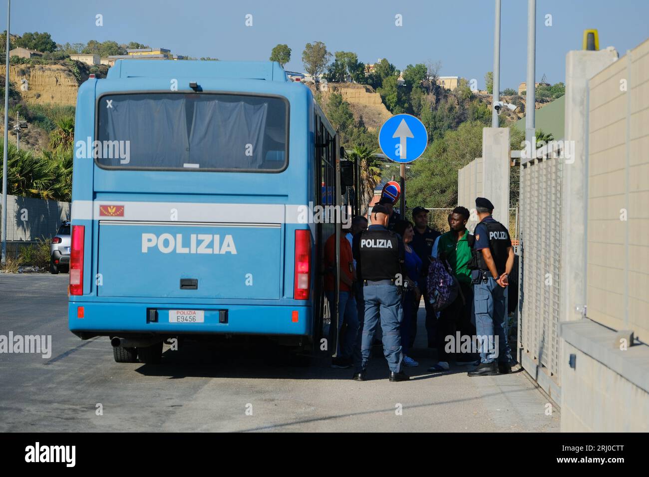 Porto Empedocle, Provinz Agrigento, Sizilien, Italien, 17. August 2023, die Wartezone für Migranten, die am 2023 von Lampedusa nach Porto Empedocle verlegt wurden. Stockfoto