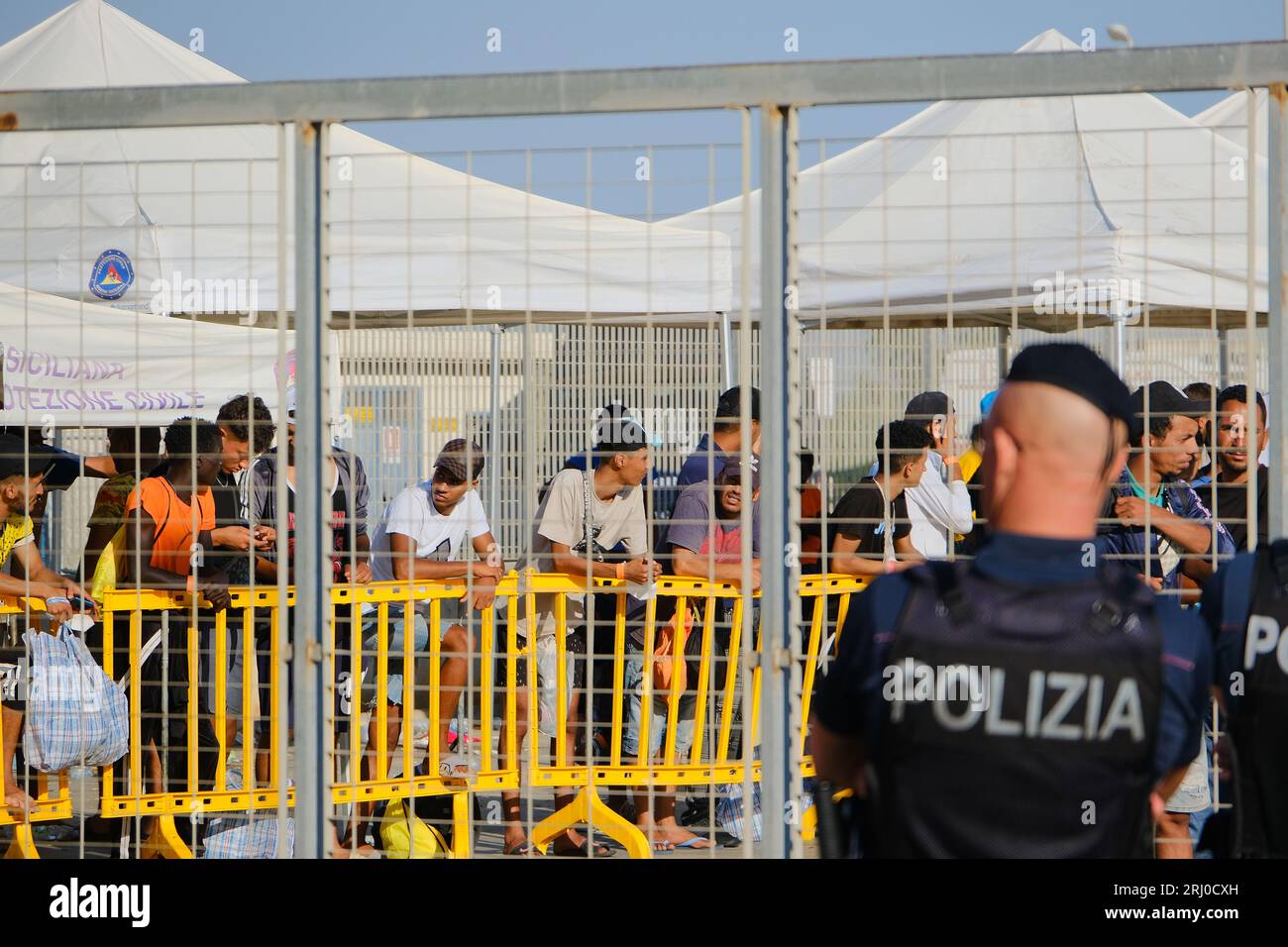 Porto Empedocle, Provinz Agrigento, Sizilien, Italien, 17. August 2023, die Wartezone für Migranten, die am 2023 von Lampedusa nach Porto Empedocle verlegt wurden. Stockfoto