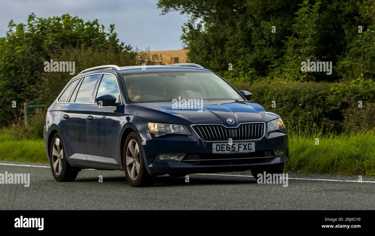 Woburn, Betten, Großbritannien - 19. August 2023: 2015 Blue Diesel Engine Skoda Superb Car Reisen auf einer englischen Landstraße. Stockfoto