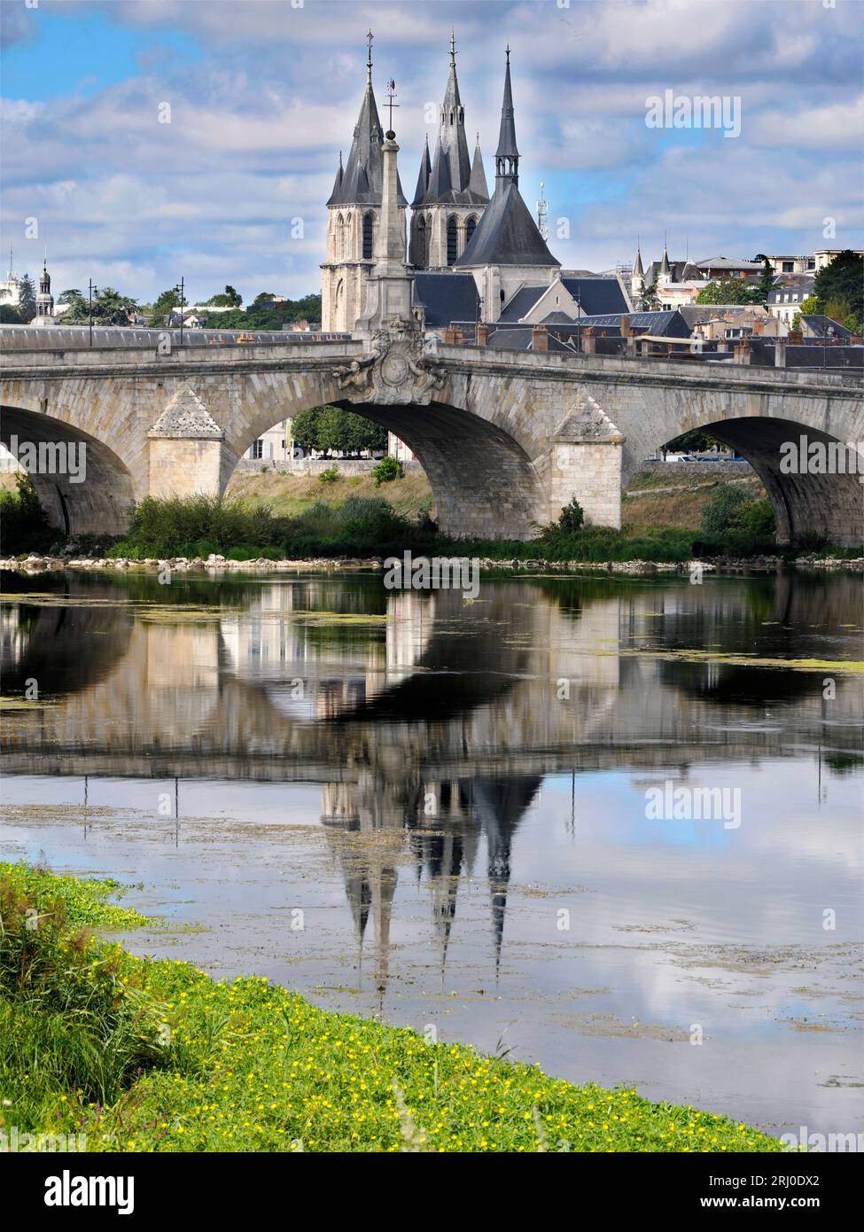 Brücke Jacques-Gabriel über die Loire und St. Nikolaus Kirche in Blois, eine Gemeinde und Hauptstadt des Départements Loir-et-Cher in Centre-Va Stockfoto