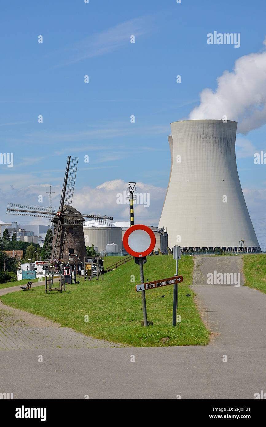 Catering-Anlage "de Molen" in der Geisterstadt Doel mit dahinter dem Kernkraftwerk, das in letzter Zeit große Besorgnis in Zeeland hervorgerufen hat Stockfoto