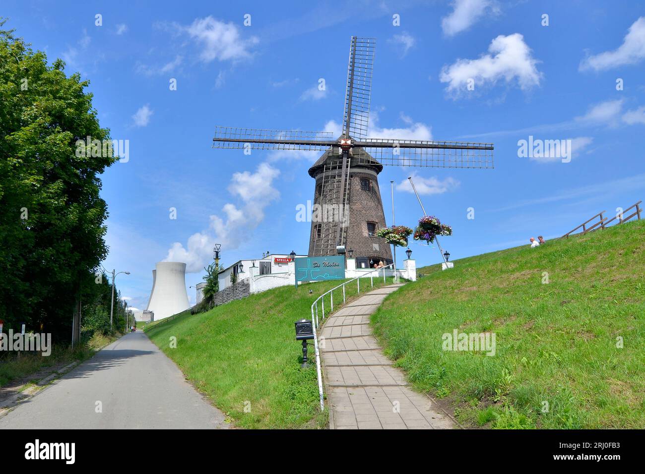 Catering-Anlage "de Molen" in der Geisterstadt Doel mit dahinter dem Kernkraftwerk, das in letzter Zeit große Besorgnis in Zeeland hervorgerufen hat Stockfoto