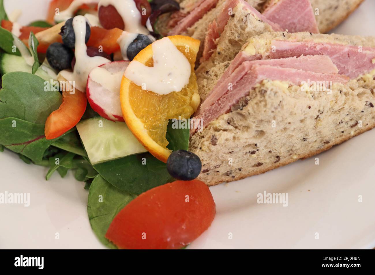 Gekochter Schinken auf braunem Brot mit Salat Stockfoto