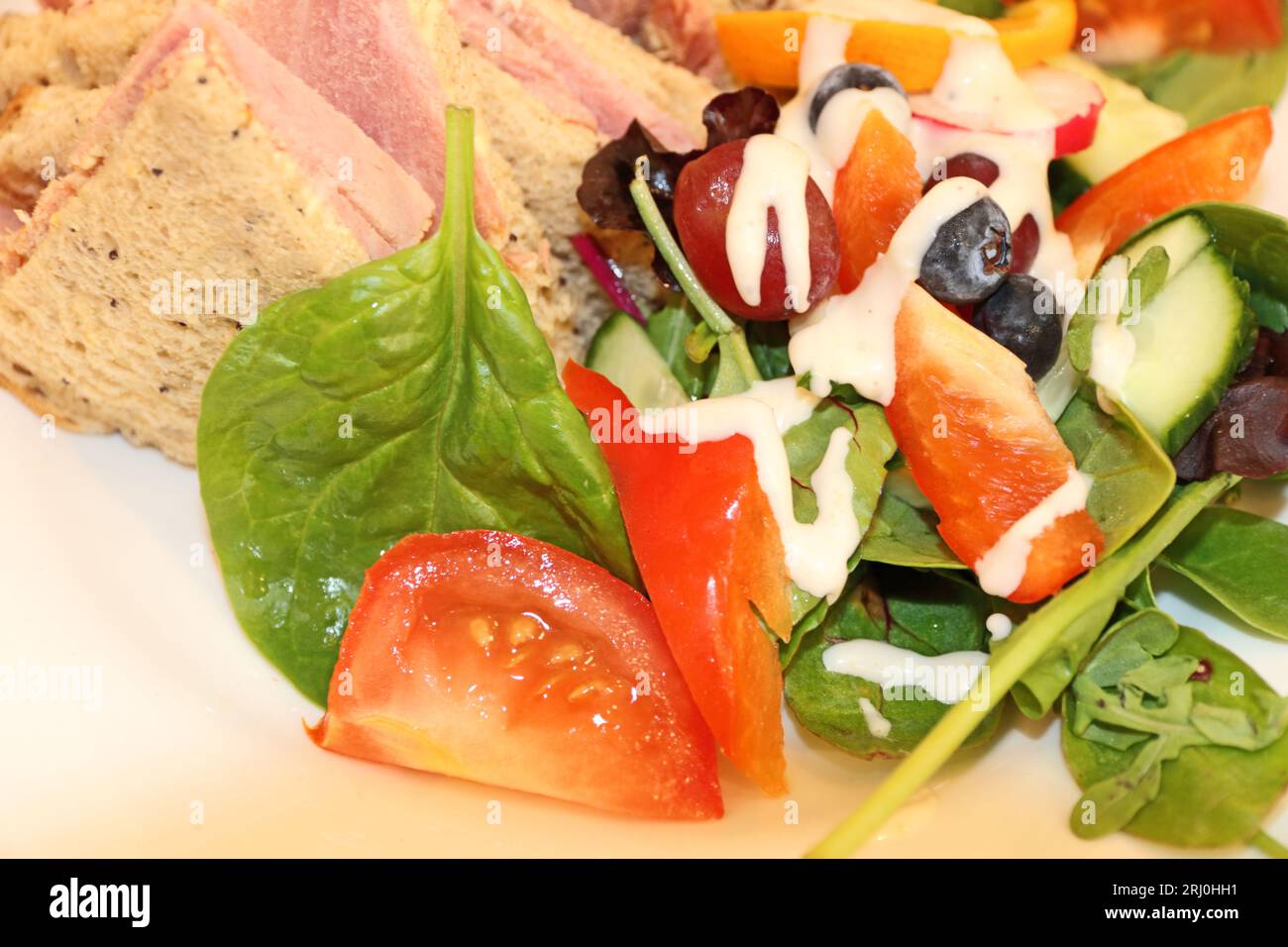 Gekochter Schinken auf braunem Brot mit Salat Stockfoto