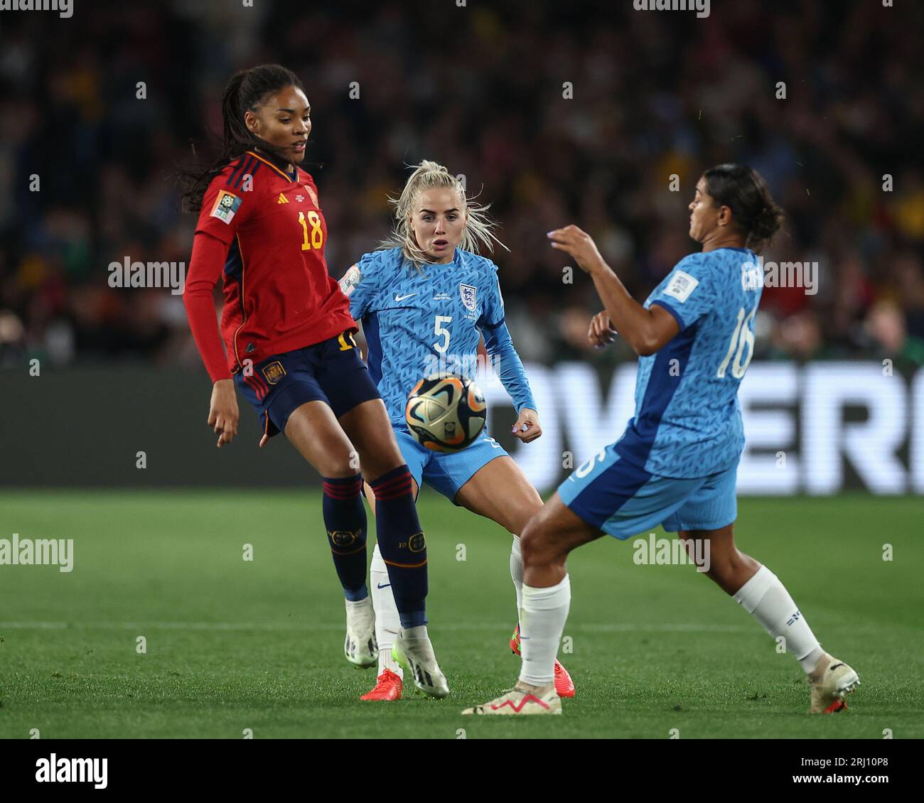 Salma Paralluelo #18 aus Spanien und Jess Carter #16 aus England kämpfen beim Finale der FIFA Frauen-Weltmeisterschaft 2023 um den Ball im Stadion Australien, Sydney, Australien, 20. August 2023 (Foto: Patrick Hoelscher/News Images) Stockfoto