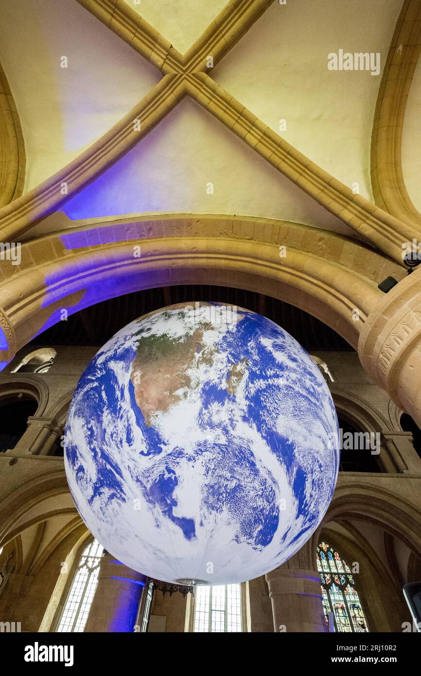 Gaia, von dem Künstler Luke Jerram, Southwell Minster, Southwell, Nottinghamshire, England, UK Stockfoto