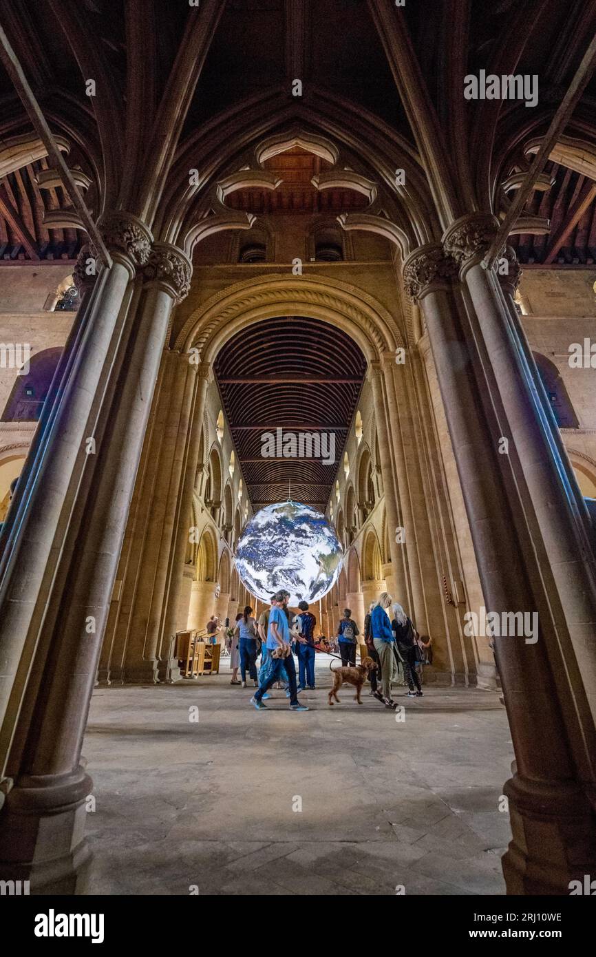 Gaia, von dem Künstler Luke Jerram, Southwell Minster, Southwell, Nottinghamshire, England, UK Stockfoto