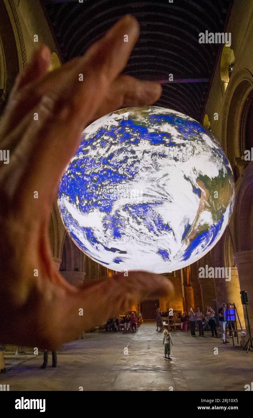 Gaia, von dem Künstler Luke Jerram, Southwell Minster, Southwell, Nottinghamshire, England, UK Stockfoto