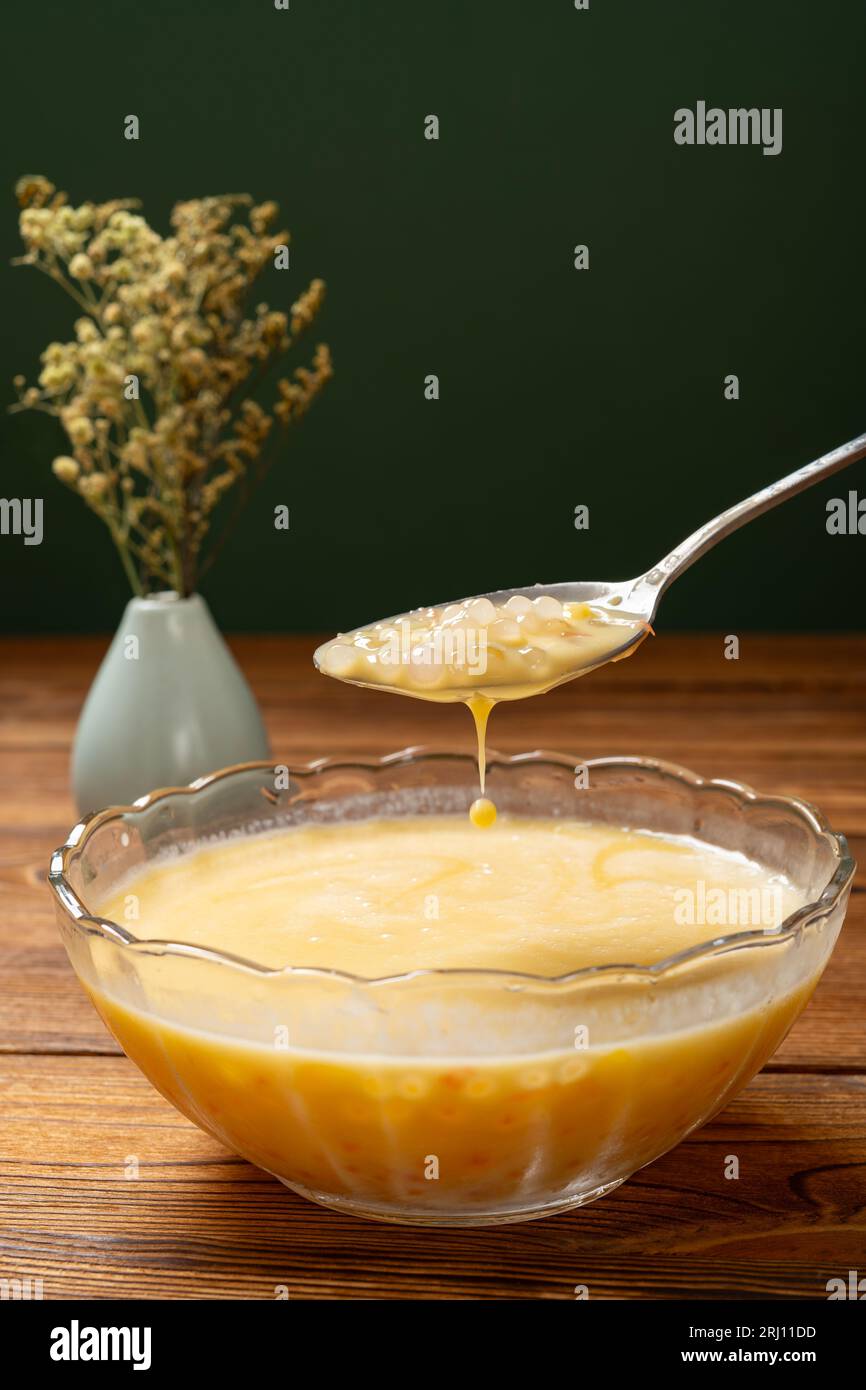 Mango-Pomelo-Sago-Dessert in vertikaler Zusammensetzung Stockfoto