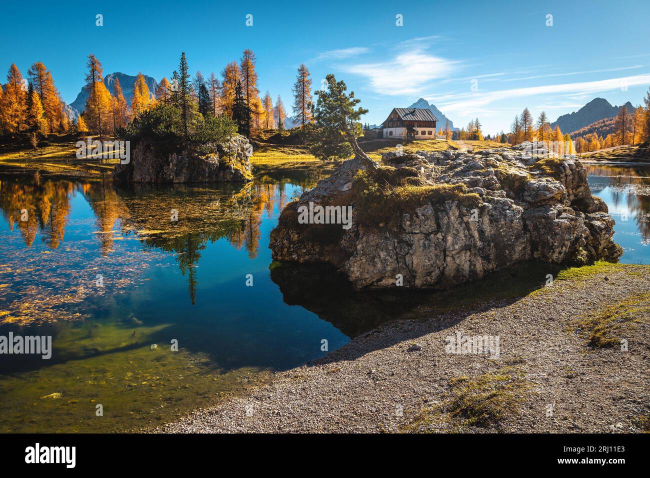 Einer der schönsten und meistbesuchten Alpenseen der Dolomiten im Herbst, Federa-See, Italien, Europa Stockfoto