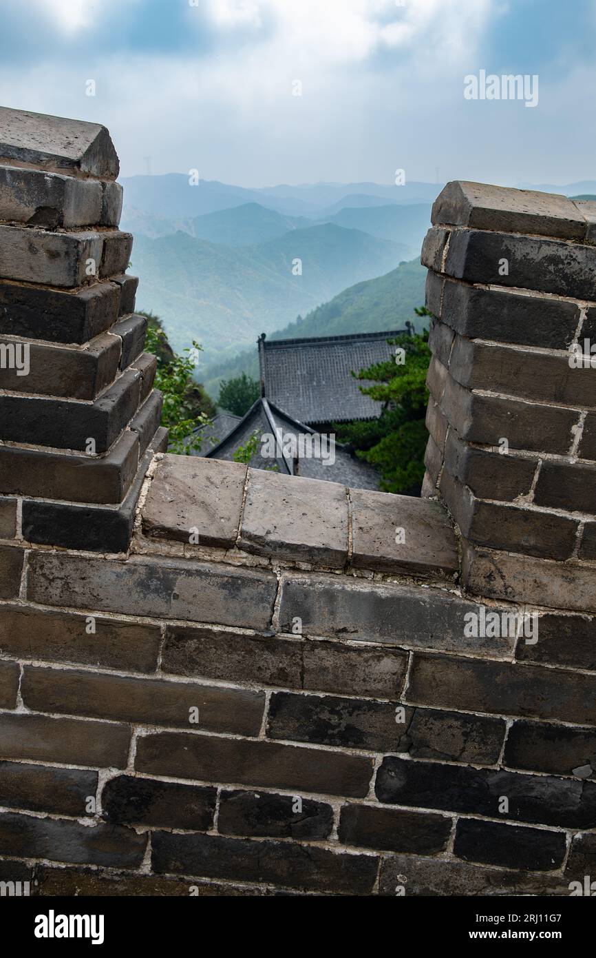 Teil der Chinesischen Chinesischen Mauer in vertikaler Komposition Stockfoto