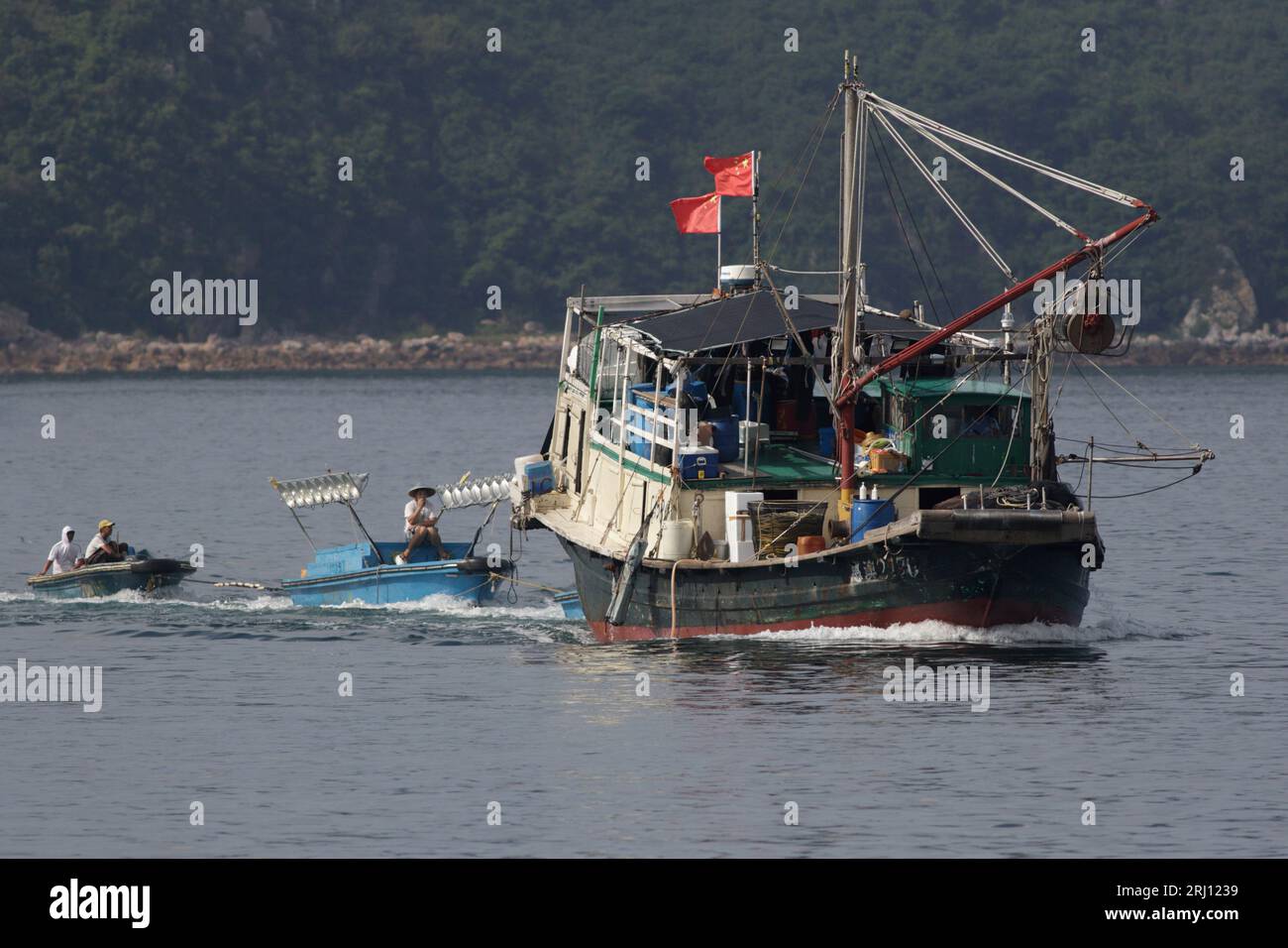 Festland Chinesisches nachtaktives Tintenfischboot in der Nähe von Police Check Point, Tolo Harbour, New Territories Hong Kong 14. August 2023 Stockfoto