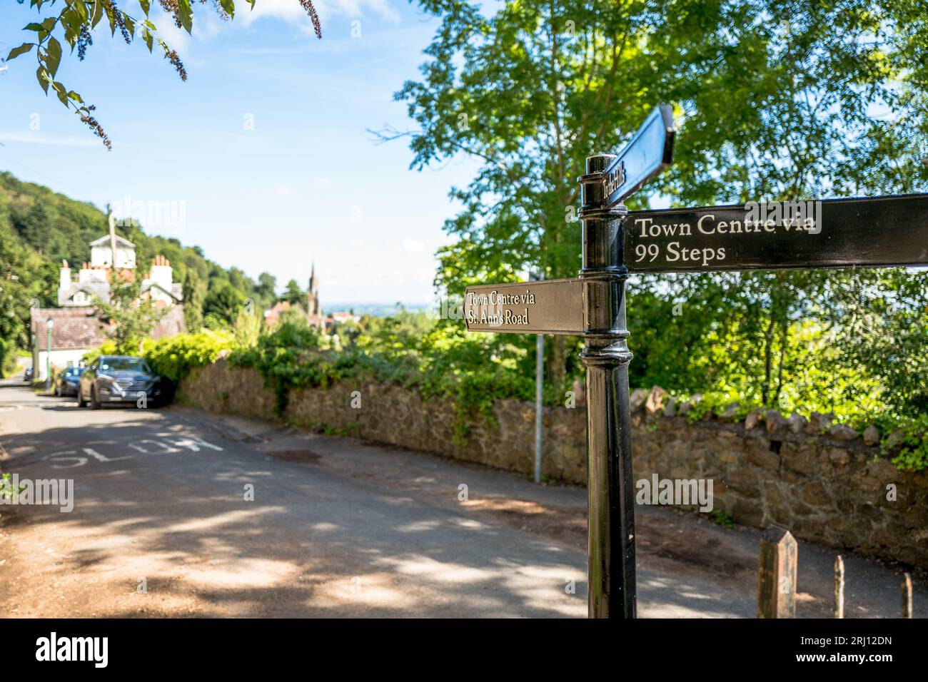 Metallschild zum Stadtzentrum über die 99 Stufen, Great Malvern, Worcestershire, England, Großbritannien Stockfoto