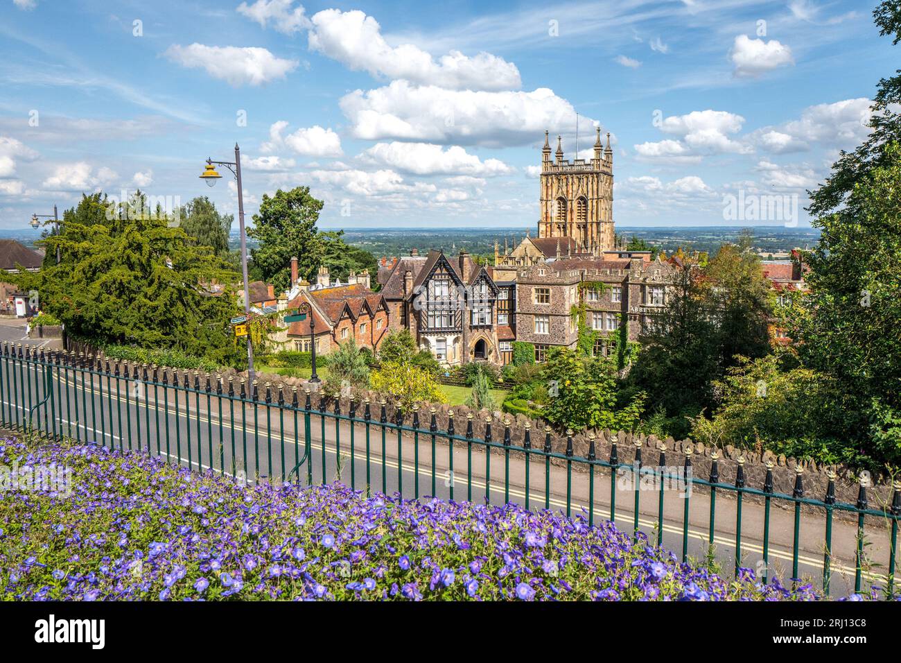 Das Abbey Hotel, ein 4-Sterne-Hotel mit dem Glockenturm der Abtei in Great Malvern, Worcestershire, England, Großbritannien Stockfoto
