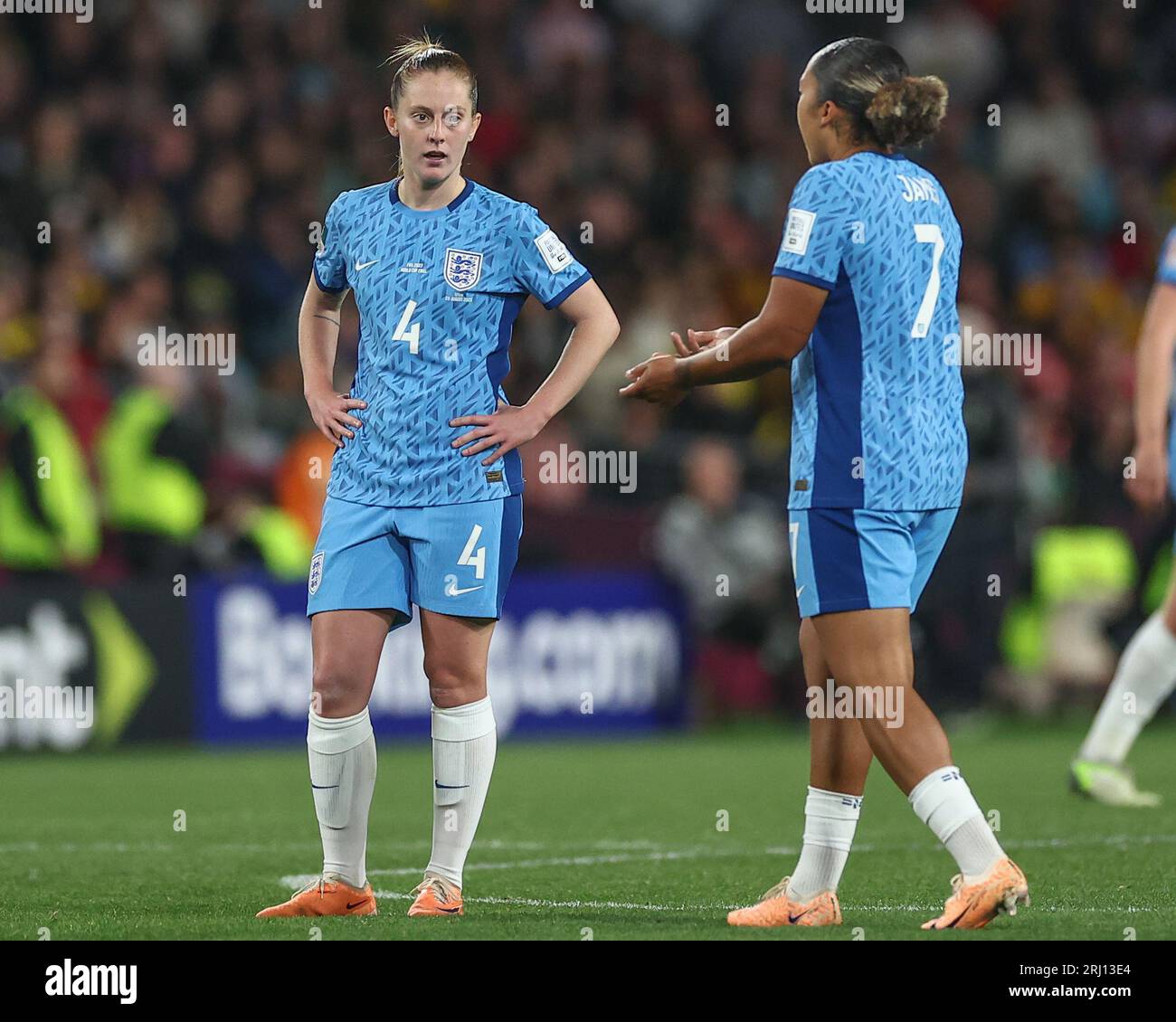 Keira Walsh #4 von England und Lauren James #7 von England sprechen während des Finalspiels der FIFA Frauen-Weltmeisterschaft 2023 Spanien Frauen gegen England Frauen im Stadion Australien, Sydney, Australien, 20. August 2023 (Foto: Patrick Hoelscher/News Images) Stockfoto