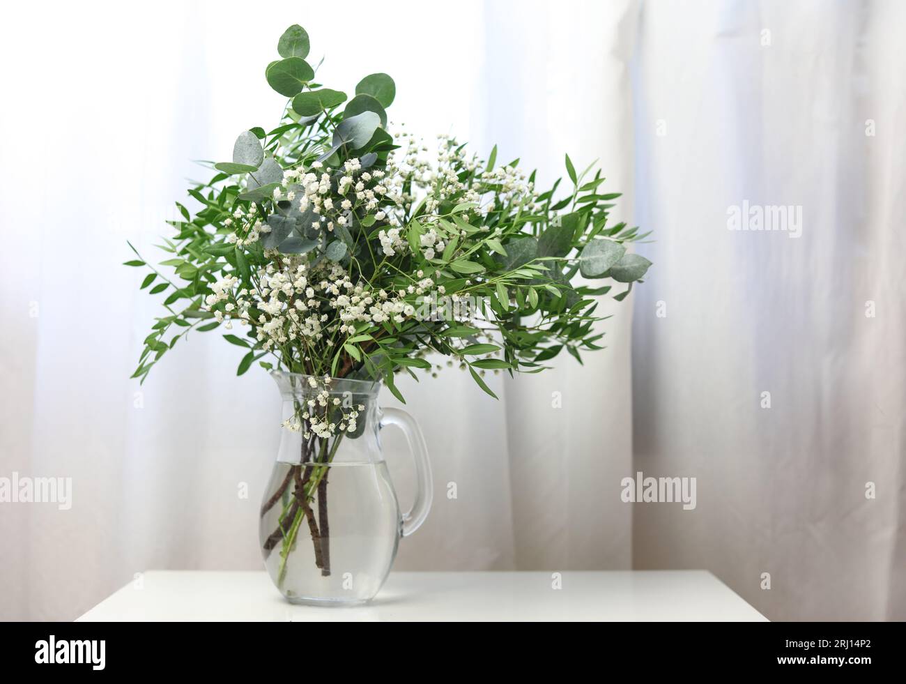 Schöner Blumenstrauß auf einem weißen Tisch mit weißem Hintergrund Stockfoto