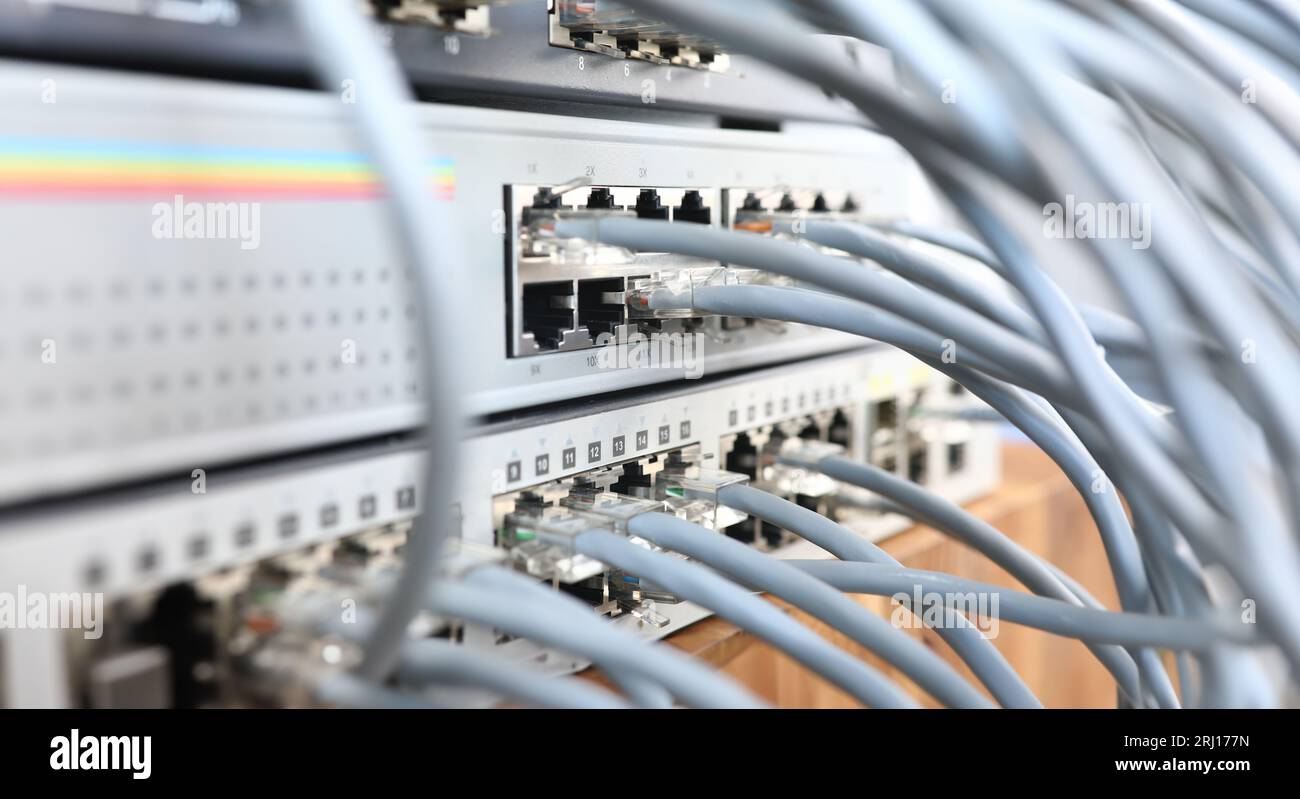 Panel mit vielen Kabeln im Internet und Anschluss Stockfoto