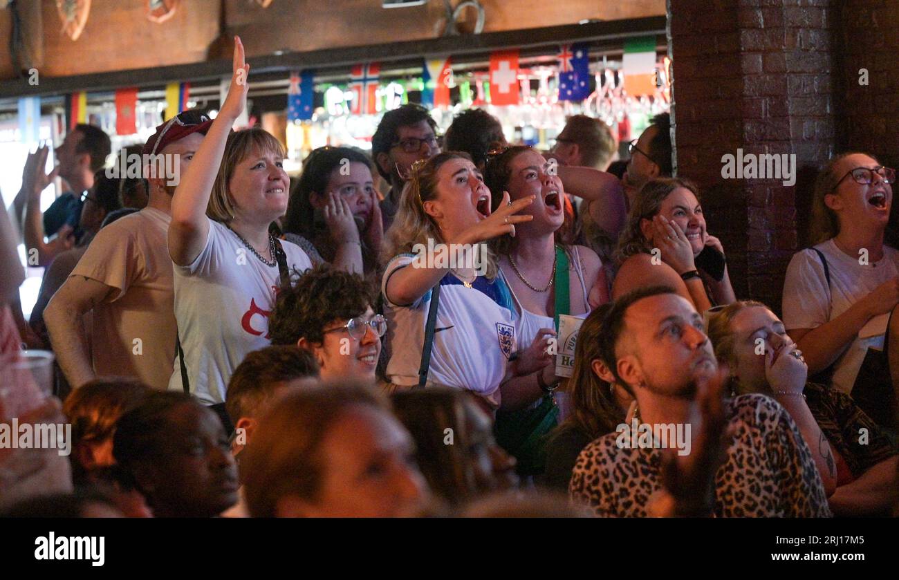 Brighton UK 20. August 2023 - England-Fans im King & Queen Pub in Brighton zeigen ihre Emotionen, als sie sehen, wie England im Finale der Frauen-Weltmeisterschaft in Australien einen Nil gegen Spanien verliert: Credit Simon Dack / Alamy Live News Stockfoto