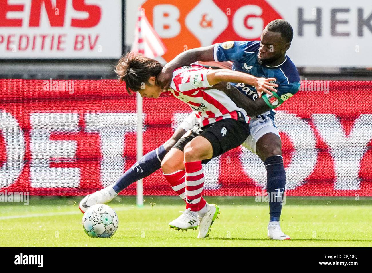 Rotterdam, Niederlande. August 2023. Rotterdam - Koki Saito von Sparta Rotterdam, Lutsharel Geertruida von Feyenoord während des Eredivisie-Spiels zwischen Sparta Rotterdam gegen Feyenoord am 20. August 2023 in Het Kasteel in Rotterdam, Niederlande. Anrede: Box to Box Pictures/Alamy Live News Stockfoto