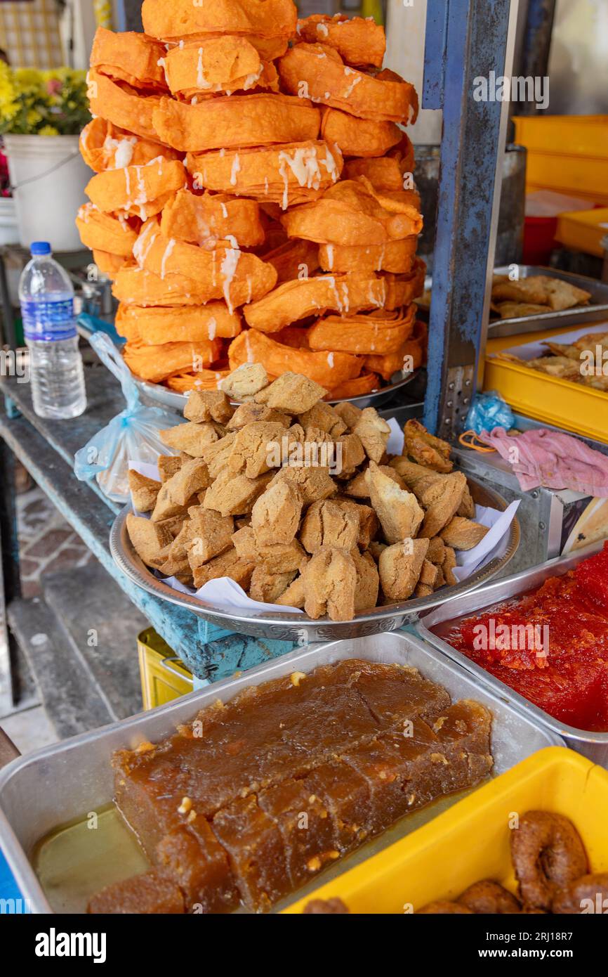 Köstliche Snacks und Süßigkeiten an einem Street Food-Stand in Asien Stockfoto