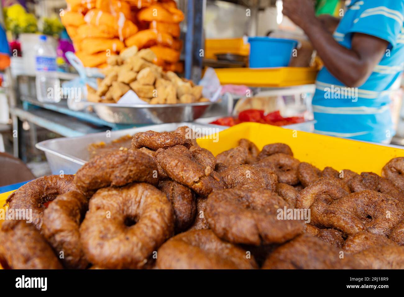 Köstliche Auswahl an frittierten Snacks an einem Street Food-Stand in Asien Stockfoto