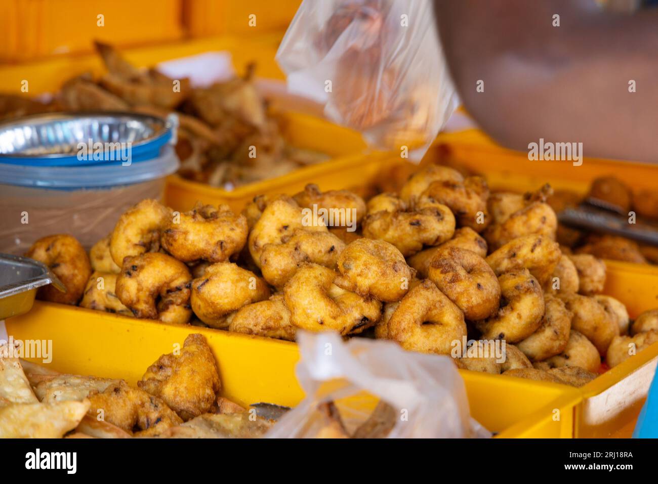 Köstliche frittierte Snacks an einem Street Food-Stand in Asien Stockfoto