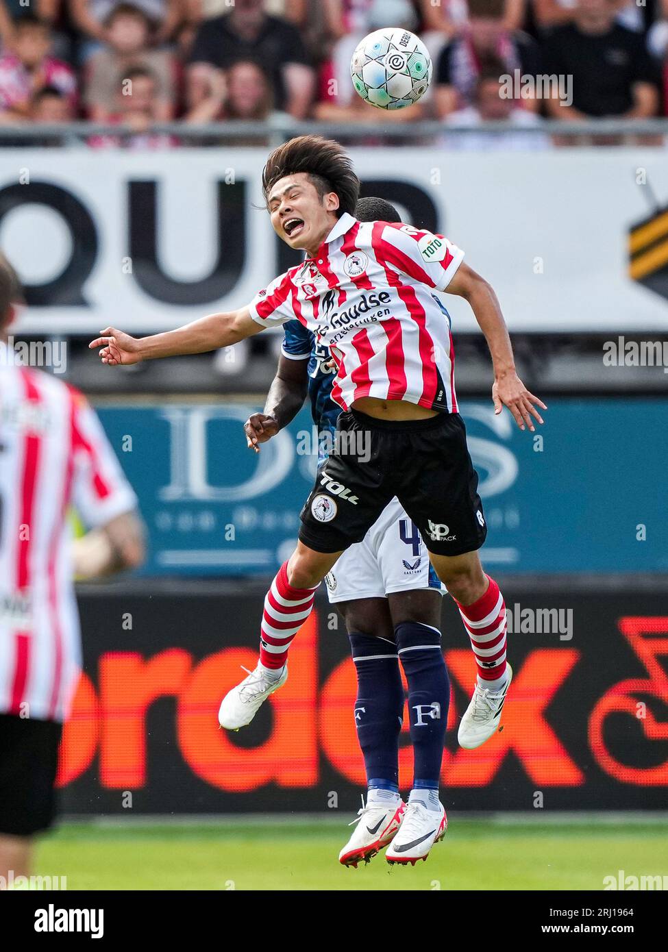 Rotterdam, Niederlande. August 2023. Rotterdam - Lutsharel Geertruida von Feyenoord, Koki Saito von Sparta Rotterdam während des Eredivisie-Spiels zwischen Sparta Rotterdam gegen Feyenoord am 20. August 2023 in Het Kasteel in Rotterdam, Niederlande. Anrede: Box to Box Pictures/Alamy Live News Stockfoto