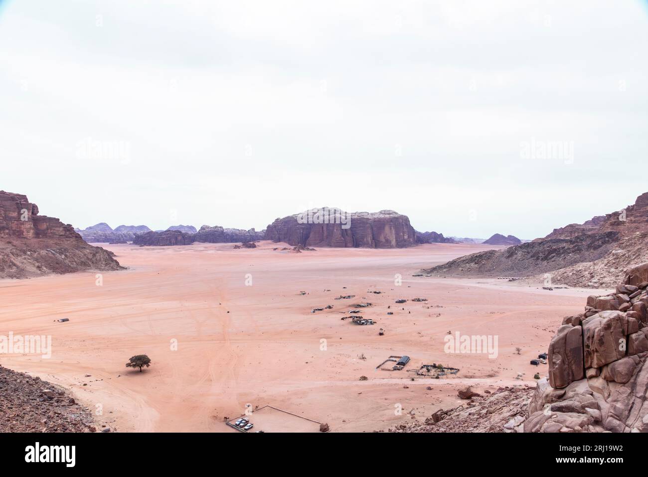 Ein wunderschöner Tag in der jordanischen Wüste Wadi Rum. Weites Dessert mit atemberaubenden Bergen und Sanddünen, fantastische Landschaft, die Sie sehen sollten. Hochwertige Fotos Stockfoto