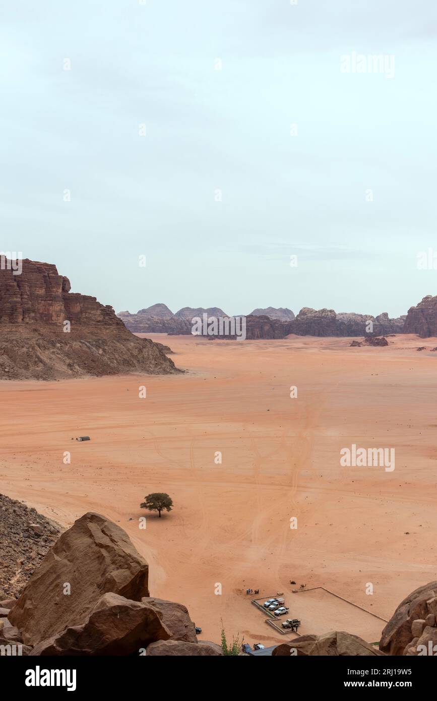 Ein wunderschöner Tag in der jordanischen Wüste Wadi Rum. Weites Dessert mit atemberaubenden Bergen und Sanddünen, fantastische Landschaft, die Sie sehen sollten. Hochwertige Fotos Stockfoto