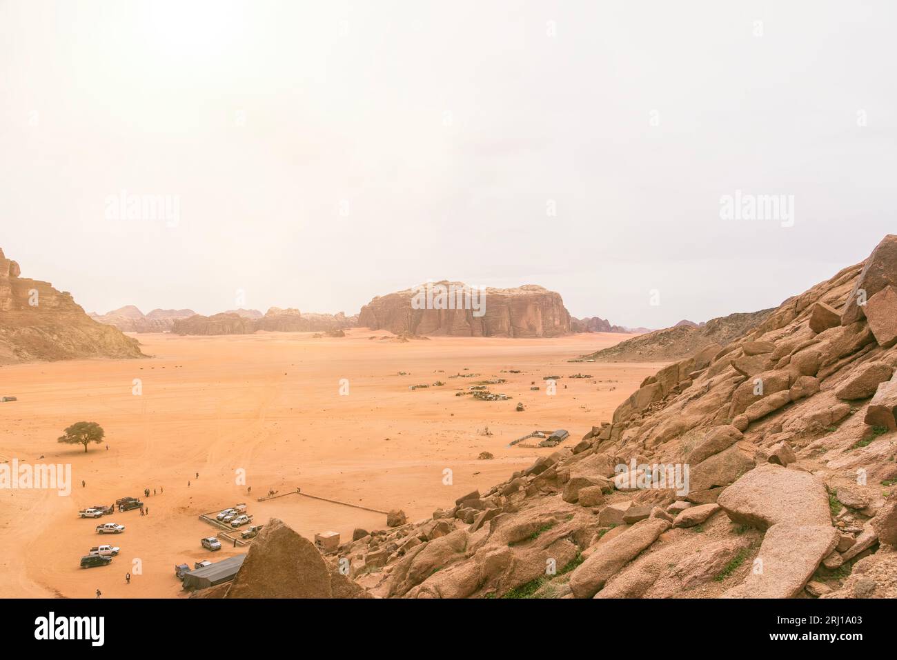 Ein wunderschöner Tag in der jordanischen Wüste Wadi Rum. Weites Dessert mit atemberaubenden Bergen und Sanddünen, fantastische Landschaft, die Sie sehen sollten. Hochwertige Fotos Stockfoto