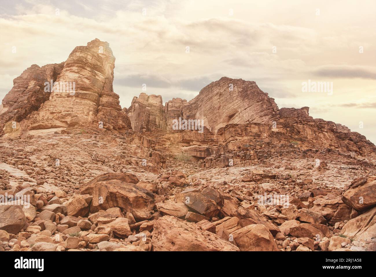 Ein wunderschöner Tag in der jordanischen Wüste Wadi Rum. Weites Dessert mit atemberaubenden Bergen und Sanddünen, fantastische Landschaft, die Sie sehen sollten. Hochwertige Fotos Stockfoto