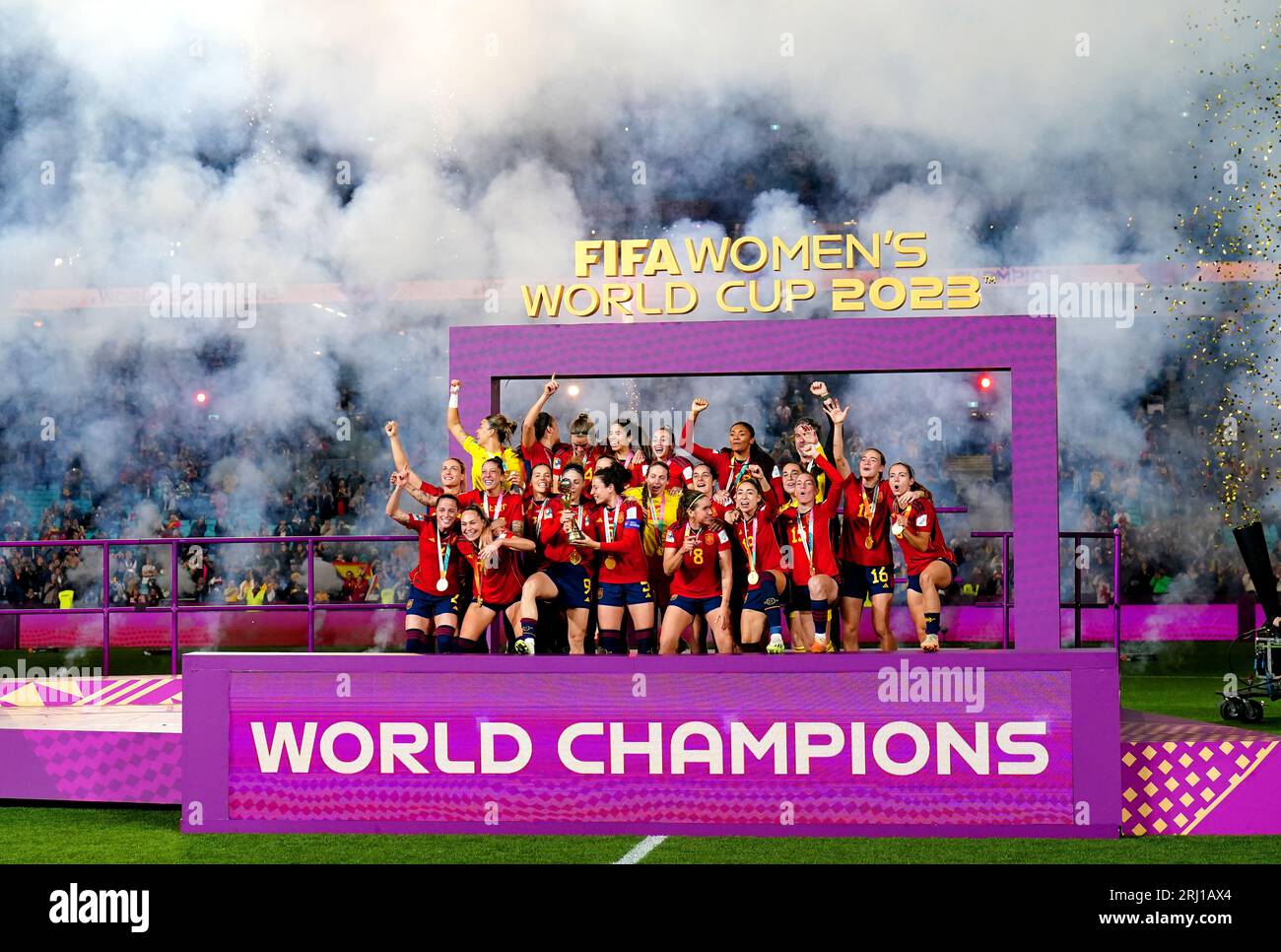 Die spanischen Spieler feiern, nachdem sie das Endspiel der FIFA Frauen-Weltmeisterschaft im Stadion Australien, Sydney, gewonnen haben. Bilddatum: Sonntag, 20. August 2023. Stockfoto
