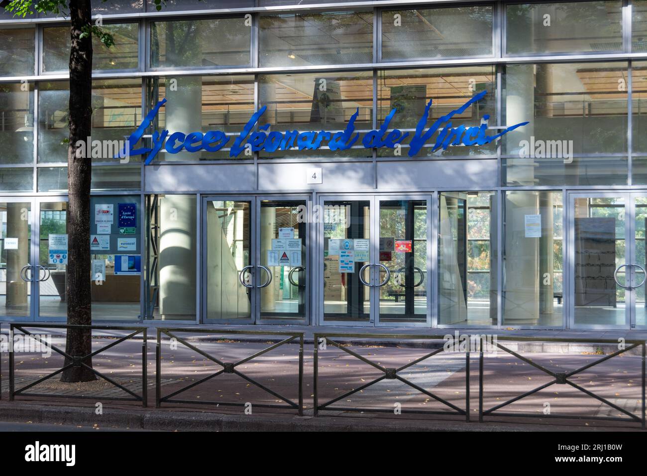 Haupteingang des Lycée Léonard-de-Vinci in Levallois-Perret, Frankreich Stockfoto
