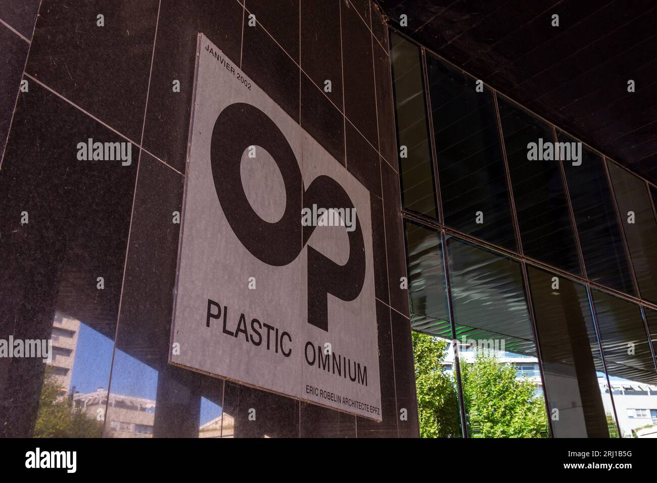 Schild und Logo am Eingang zu den Wohngebäuden des französischen Industrieunternehmens Plastic Omnium in Levallois-Perret, Frankreich Stockfoto