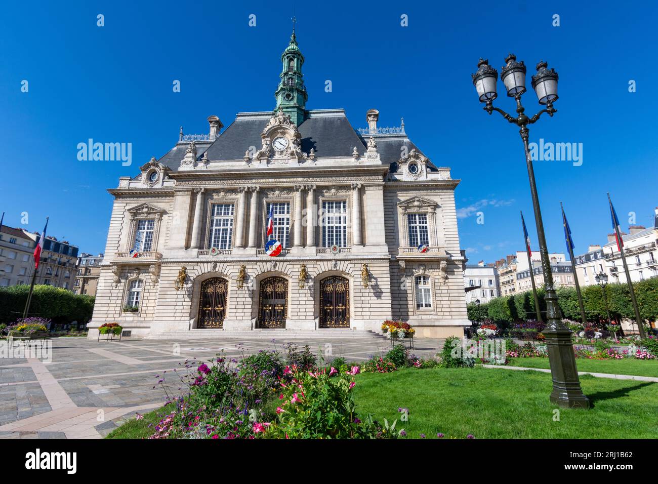 Außenansicht des Rathauses von Levallois-Perret, einer Stadt im Département Hauts-de-seine in der Region Île-de-France, nordwestlich von Paris Stockfoto