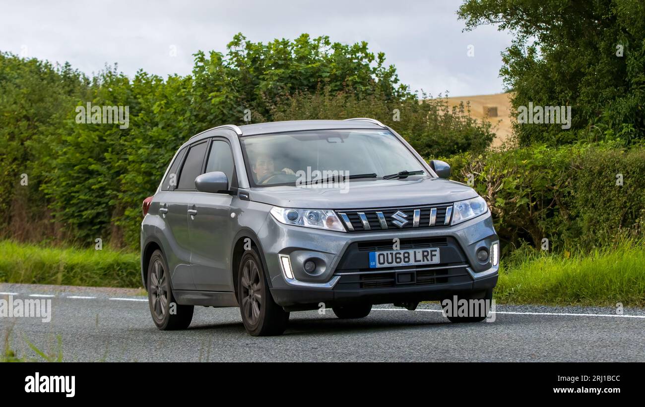 Woburn, Betten, Großbritannien - 19. August 2023: 2019 Suzuki Vitara Auto auf einer englischen Landstraße. Stockfoto