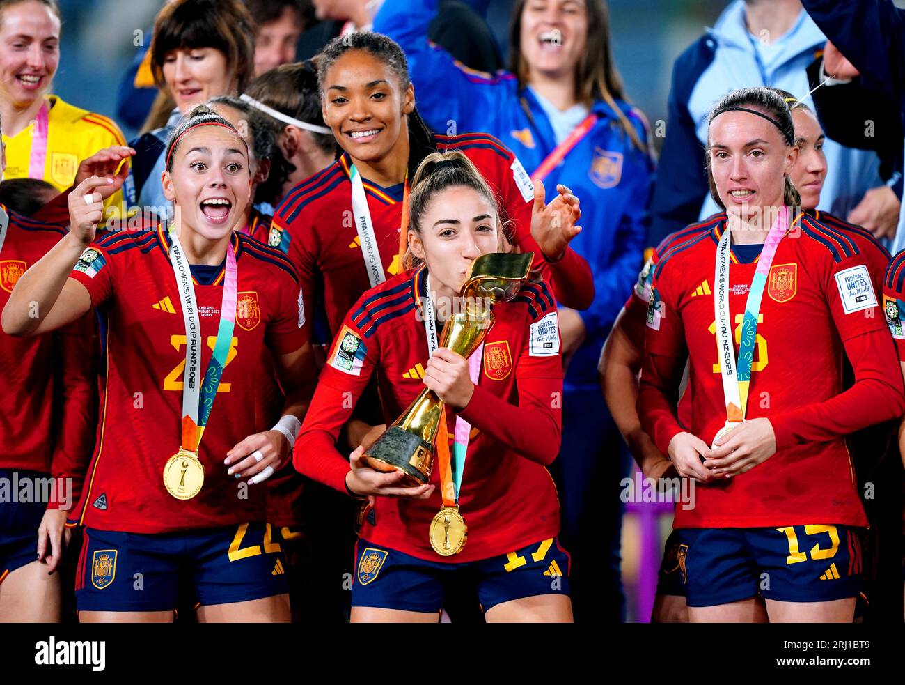 Die Spanierin Olga Carmona (Mitte) feiert mit der Trophäe der FIFA Frauen-Weltmeisterschaft, nachdem sie das Endspiel der FIFA Frauen-Weltmeisterschaft im Stadion Australien, Sydney, gewonnen hat. Bilddatum: Sonntag, 20. August 2023. Stockfoto