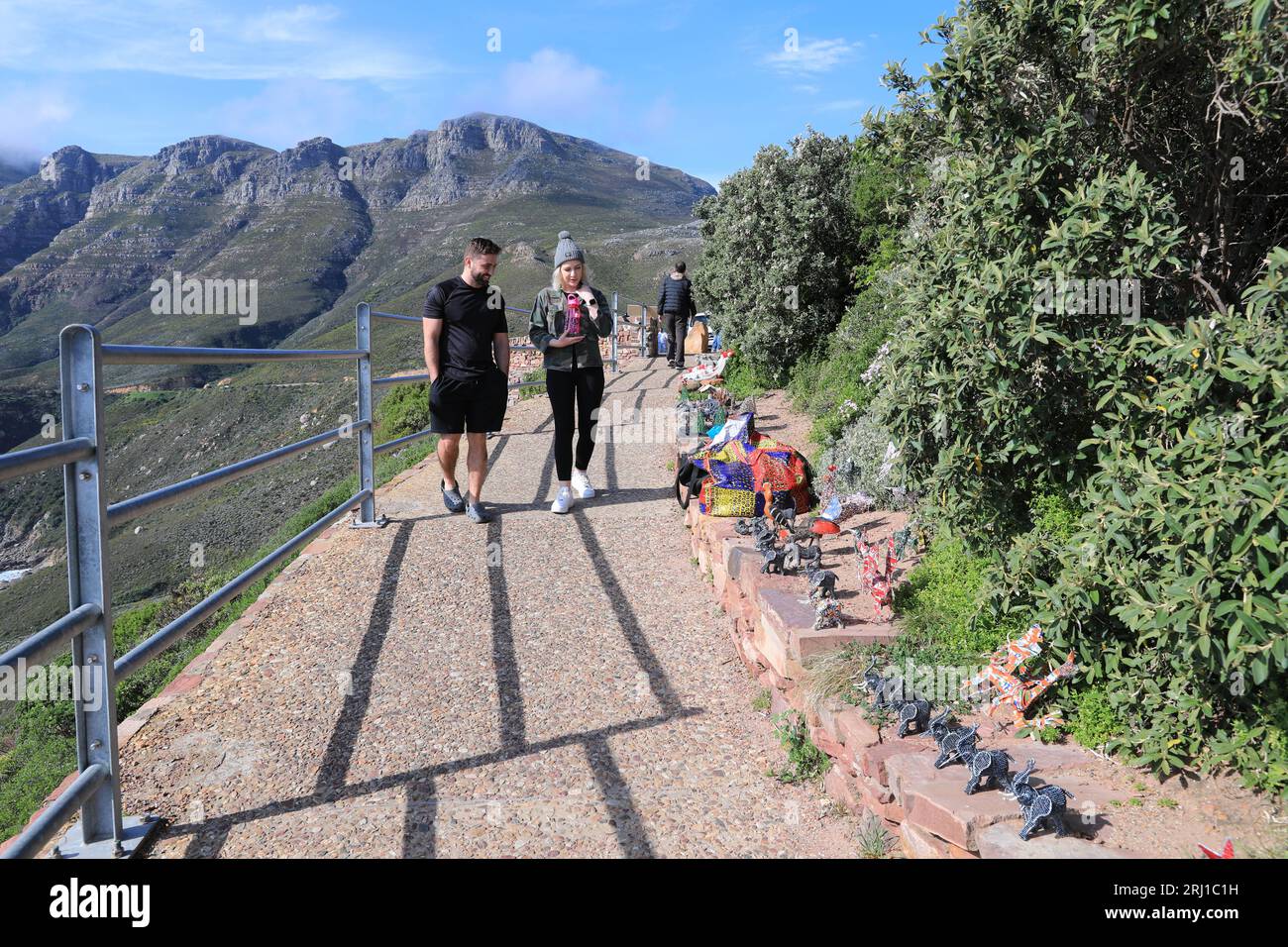 Kapstadt, Südafrika. August 2023. Touristen besuchen die Hout Bay in Kapstadt, Südafrika, 12. August 2023. Nach den neuesten Daten von Statistics South Africa erhielt das Land von Januar bis Juni 2023 etwa 4,07 Millionen Touristen, was einem Anstieg von 78,2 Prozent im Vergleich zum Vorjahreszeitraum entspricht. Kredit: Dong Jianghui/Xinhua/Alamy Live News Stockfoto