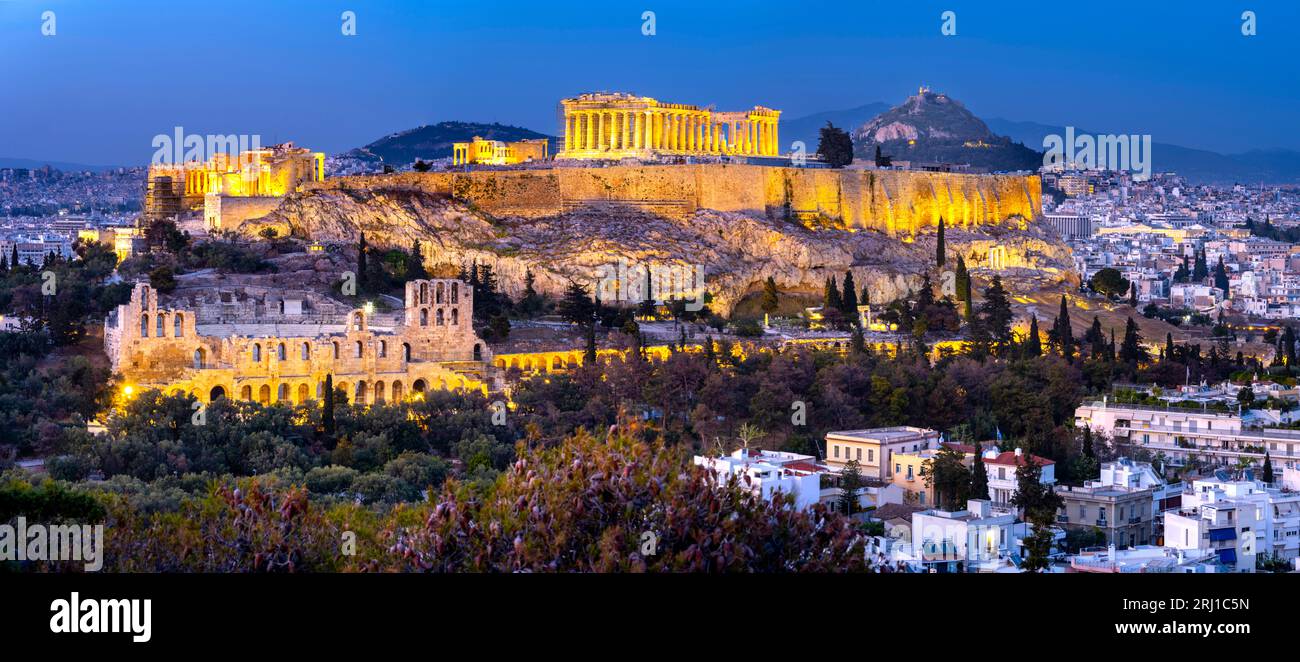 Blick auf die Ruinen des Parthenon-Tempels und die Stadt Athen, Akropolis bei Sonnenuntergang, UNESCO-Weltkulturerbe, Athen, Griechenland, Europa Stockfoto