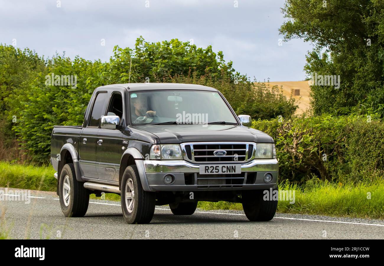 Woburn, Beds, UK - 19. August 2023: 2004 Ford Ranger Pick-up-Lkw mit Dieselmotor, der auf einer englischen Landstraße fährt. Stockfoto