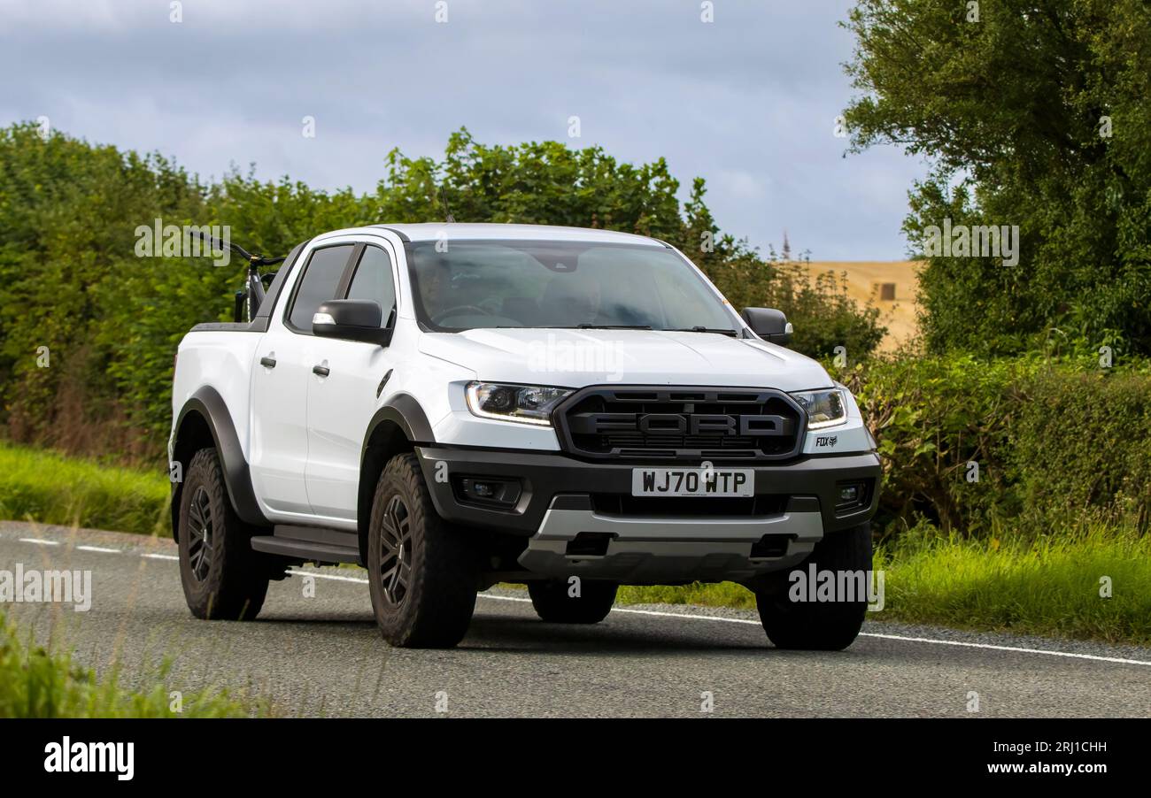 Woburn, Beds, Großbritannien - 19. August 2023: Weißer Ford Ranger-Pickup-Lkw mit 2020 Dieselmotoren, der auf einer englischen Landstraße fährt. Stockfoto